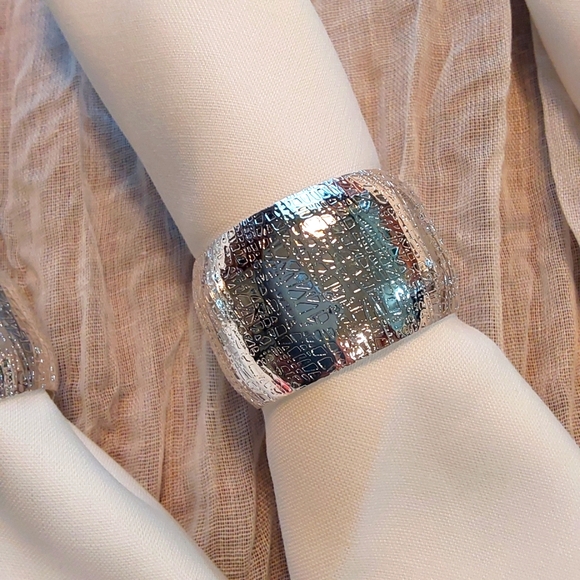 🌺 Set of 8 Silver Toned Metal Napkin Rings - Picture 5 of 12